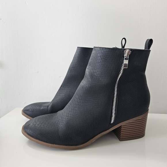 Elegant Black Ankle Boots with Textured Finish - Picture 1 of 7